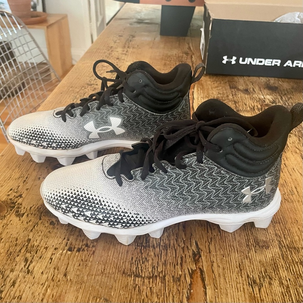 Under Armour Basketball Cleats 6Y